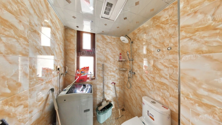 好位置   一梯两户电梯洋房  户型方正  精装修-卫生间B