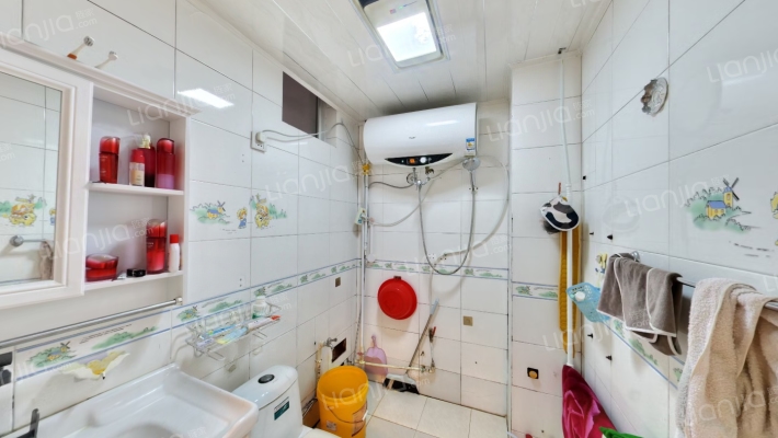 范阳路沿线  步梯一层三居室 集中供暖  出行方便-卫生间A