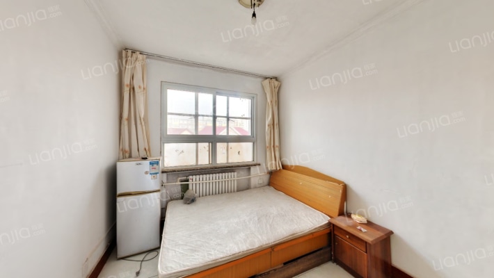 桃园区 金属器件厂中间三层带装修南北通透两居室-卧室