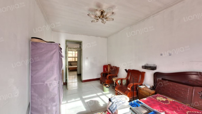 桃园区 金属器件厂中间三层带装修南北通透两居室-客厅