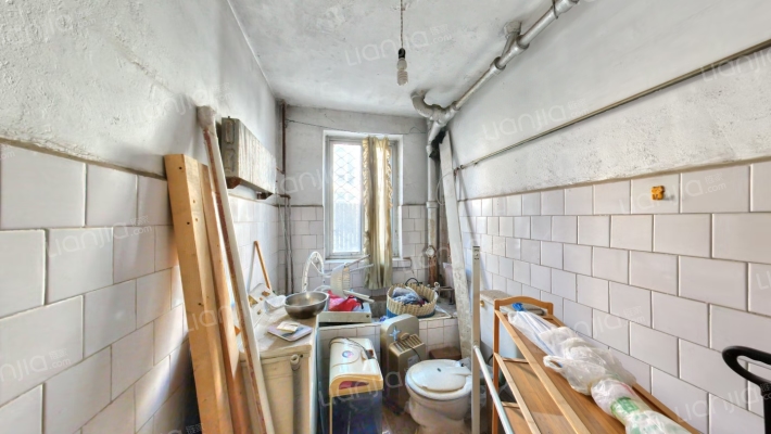 市区兴泰花园别墅 种菜的地方足够大！-卫生间A