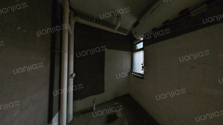 房本满五，税费少。毛坯房，南北通透两居-卫生间