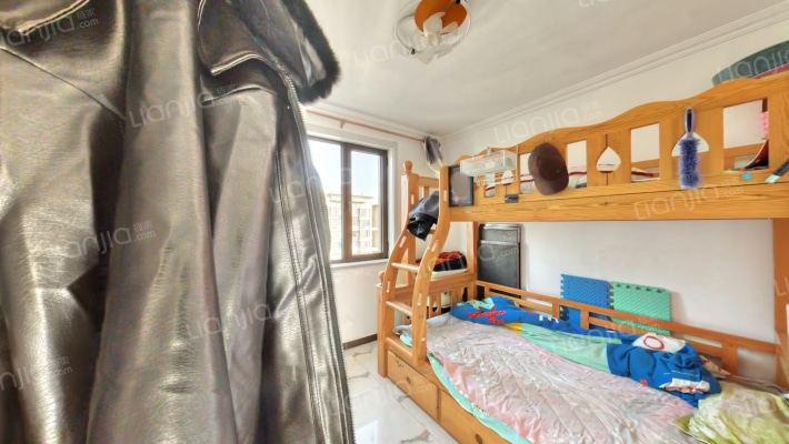 全天采光，精装修拎包入住，满五唯一-卧室B