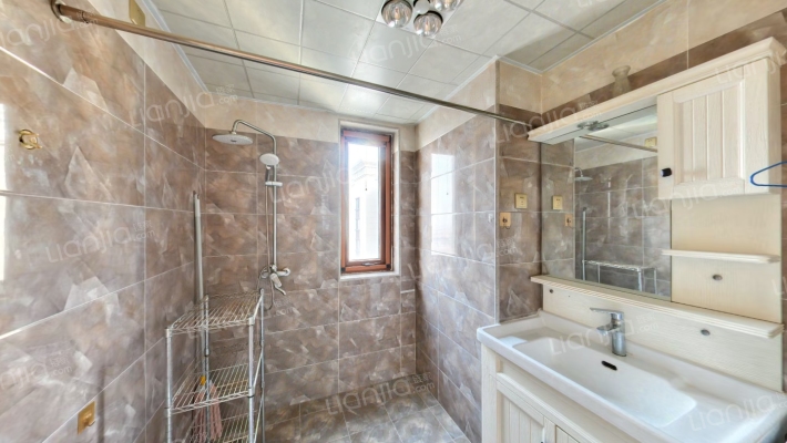 南向3居 户型方正 精装修  全天采光-卫生间A