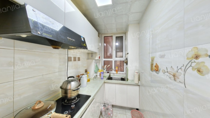 房本满二，全阳采光，小区环境优良，人车分流-厨房