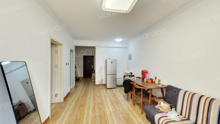 房本满二，全阳采光，小区环境优良，人车分流-客厅