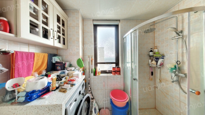 精装修 样板间F户型 东户 明卫 高楼层 位置前后不挡-卫生间