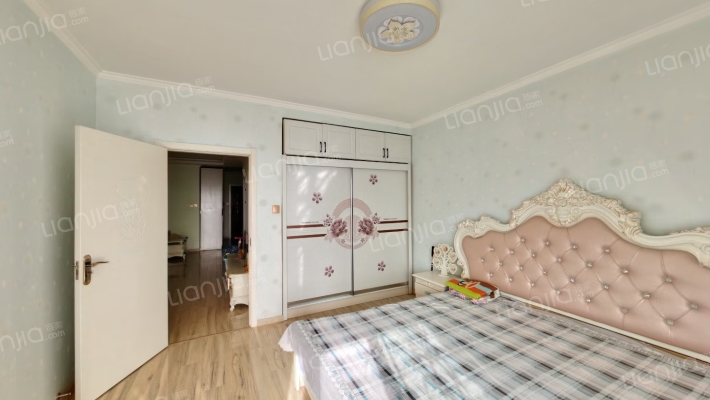 此房满五唯一 东南西朝向两居室 采光视野好-卧室A