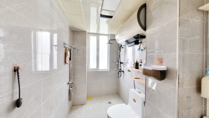 精装两居，家具家电齐，业主诚意出售-卫生间