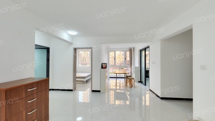 精装修南北通透三居室，采光无遮挡拎包入住-客厅