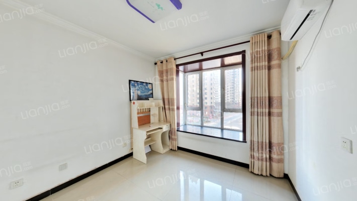 华阳路 电梯房大三居  户型方正 三居室两卫-卧室C