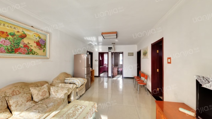 华阳路 电梯房大三居  户型方正 三居室两卫-客厅