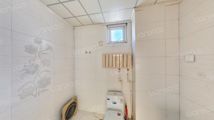 华阳路 电梯房大三居  户型方正 三居室两卫-卫生间B