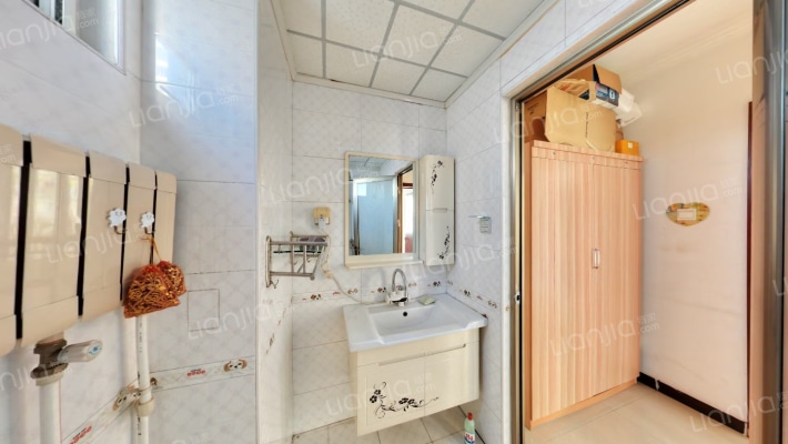 华阳路 电梯房大三居  户型方正 三居室两卫-卫生间A