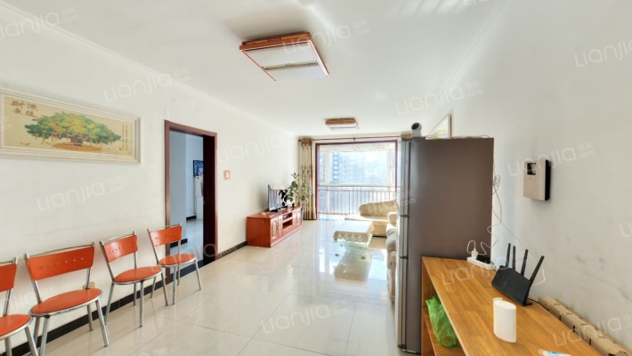 华阳路 电梯房大三居  户型方正 三居室两卫-客厅