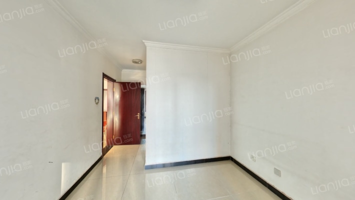 华阳路 电梯房大三居  户型方正 三居室两卫-卧室C