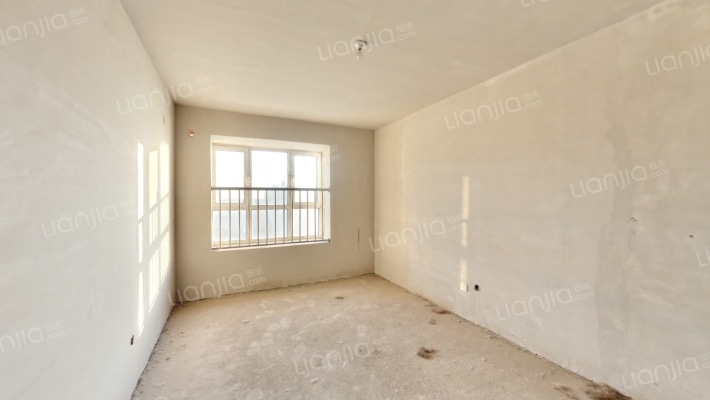 此房到26年六月满五唯一，毛坯，采光好，视野好-卧室B