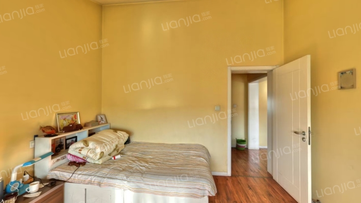 房子户型方正   采光全天    干净整洁-卧室D