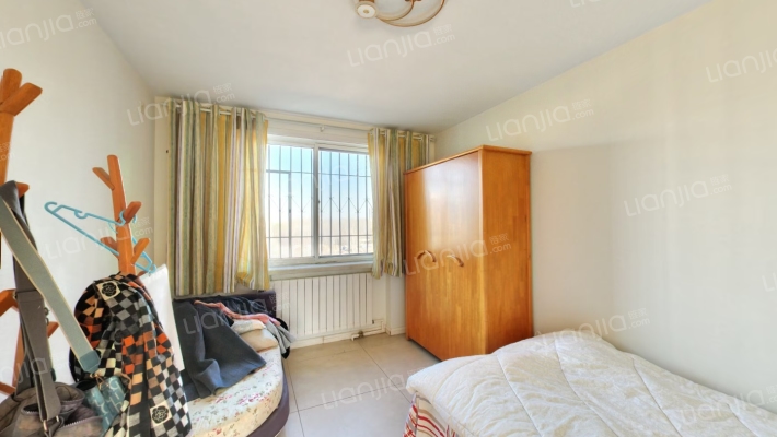 房子户型方正   采光全天    干净整洁-卧室B