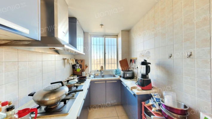 房子户型方正   采光全天    干净整洁-厨房