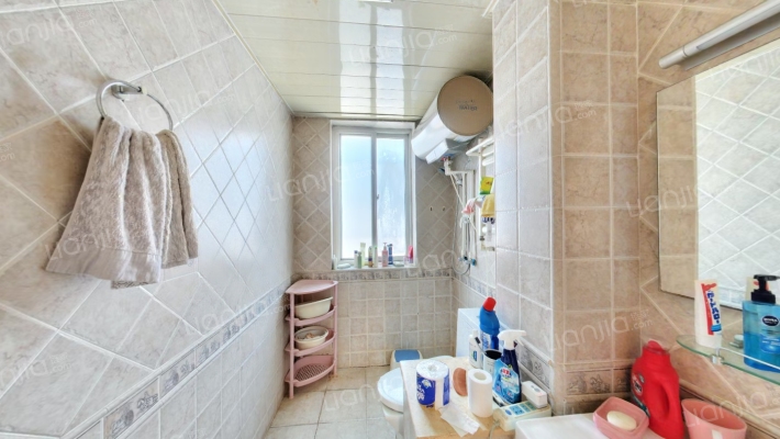 房子户型方正   采光全天    干净整洁-卫生间A