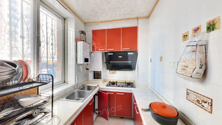 此房是 低楼层 户型方正没有面积浪费 中等装修 拎包入-厨房