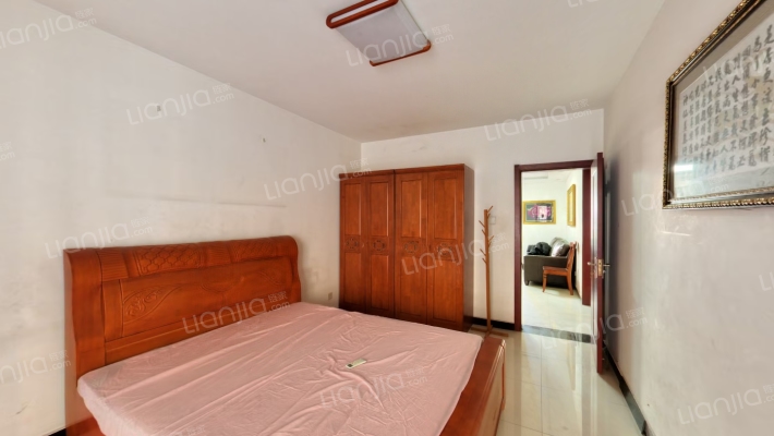 此房是 低楼层 户型方正没有面积浪费 中等装修 拎包入-卧室A