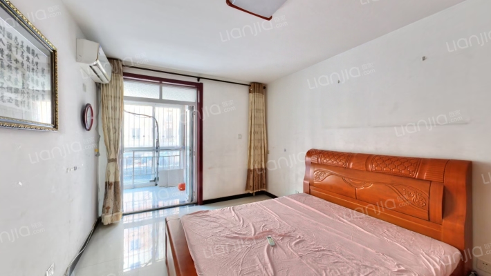 此房是 低楼层 户型方正没有面积浪费 中等装修 拎包入-卧室A