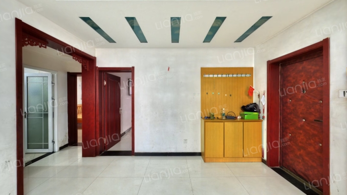 此房是 低楼层 户型方正没有面积浪费 中等装修 拎包入-客厅