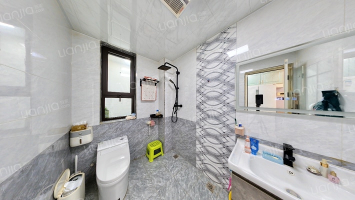 业主自住精装，带全屋家具家电，可直接拎包入住-卫生间