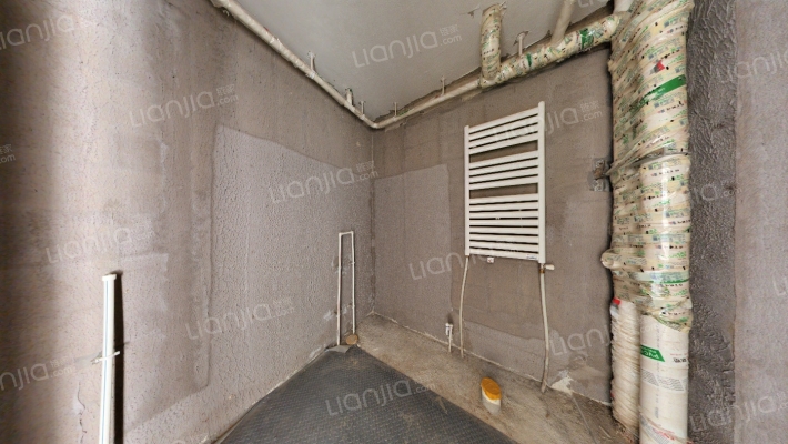 高铁新干线 3室1厅 南-卫生间