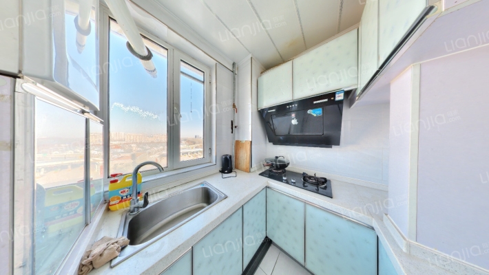 房子户型方正  交通便利  出门购物方便   配套齐全-厨房