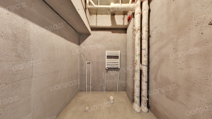 业主诚意出售，房子采光好，看房方便。-卫生间