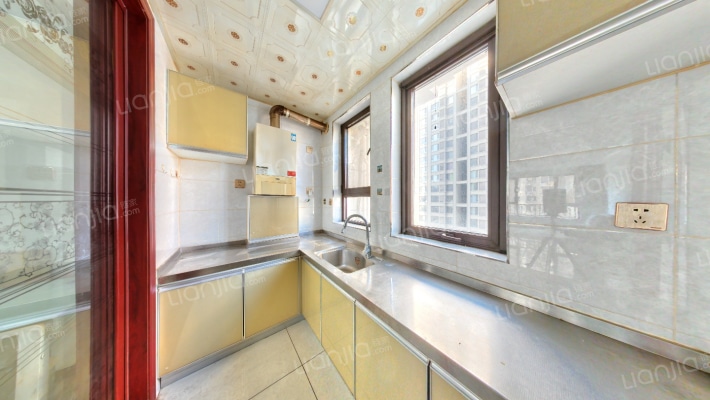 南北通透三居，房本满二，一站西三环，配套齐全-厨房