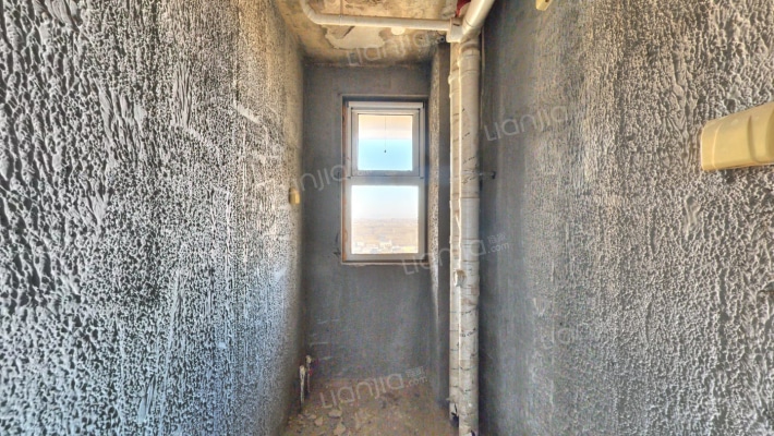 南北通透三居 毛坯 满两年 随时看房-卫生间