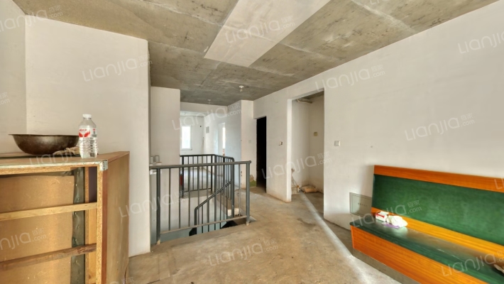 一层下跃带花园下沉式院子地下室-客厅