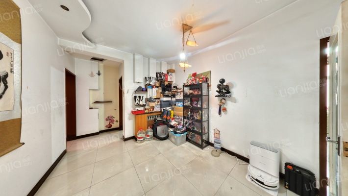 此房板楼，中间楼层，房本满二。-餐厅