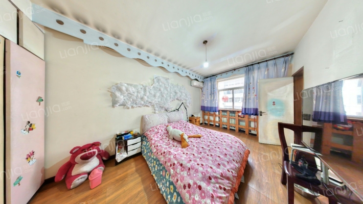 此房板楼，中间楼层，房本满二。-卧室C