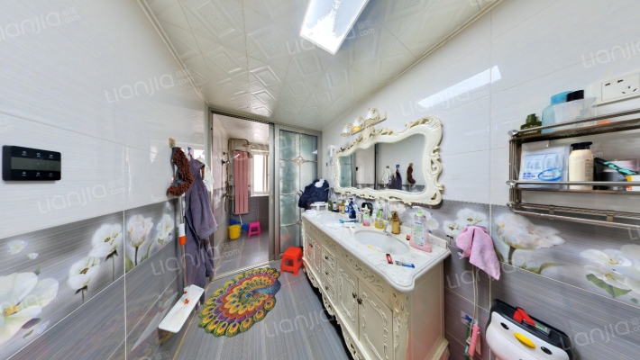 此房板楼，中间楼层，房本满二。-卫生间