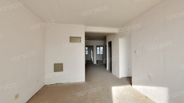 户型方正，毛坯，全天采光，交通便利-客厅