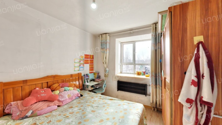 中高楼层，格局合理有装修拎包入住，-卧室C