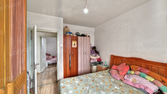 中高楼层，格局合理有装修拎包入住，-卧室C