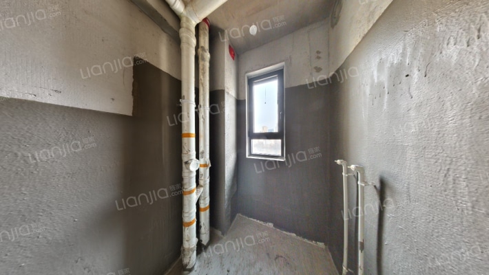 诚意出售毛坯四叶草户型。双明卫，中间好楼层，-卫生间A