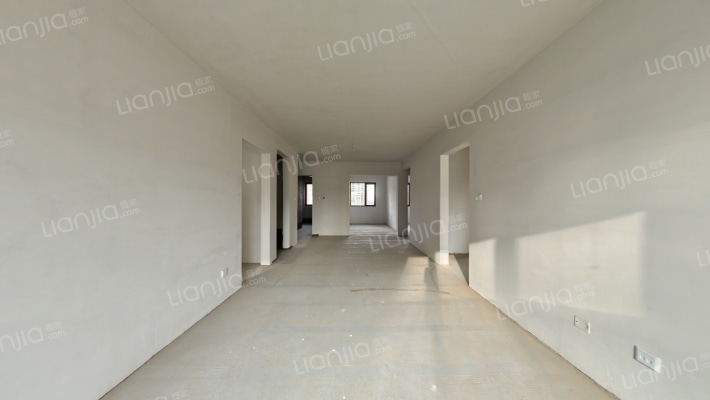 诚意出售毛坯四叶草户型。双明卫，中间好楼层，-客厅