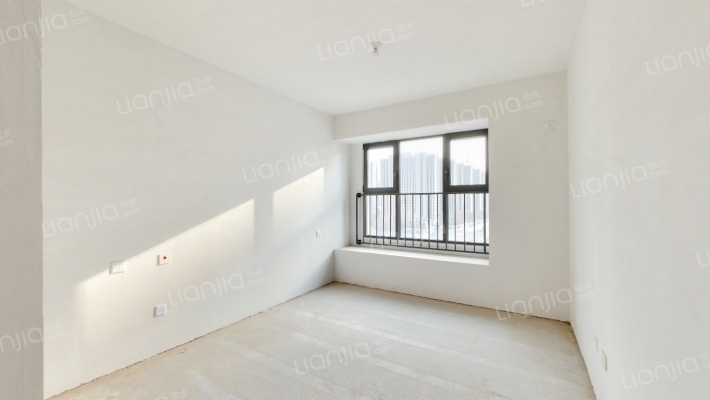 诚意出售毛坯四叶草户型。双明卫，中间好楼层，-卧室B