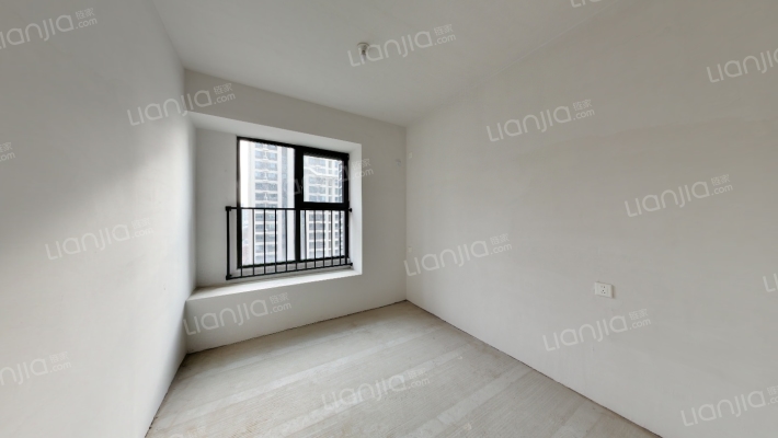 诚意出售毛坯四叶草户型。双明卫，中间好楼层，-卧室C