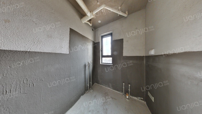 诚意出售毛坯四叶草户型。双明卫，中间好楼层，-卫生间B