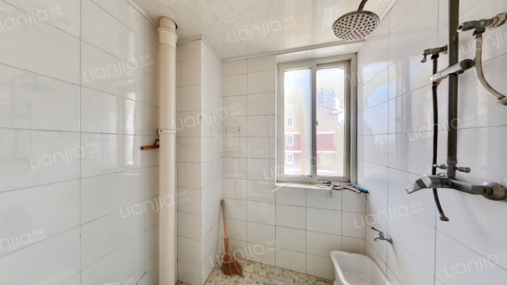 房主急售！德信公园旁南北通透大两居 集中供暖-卫生间