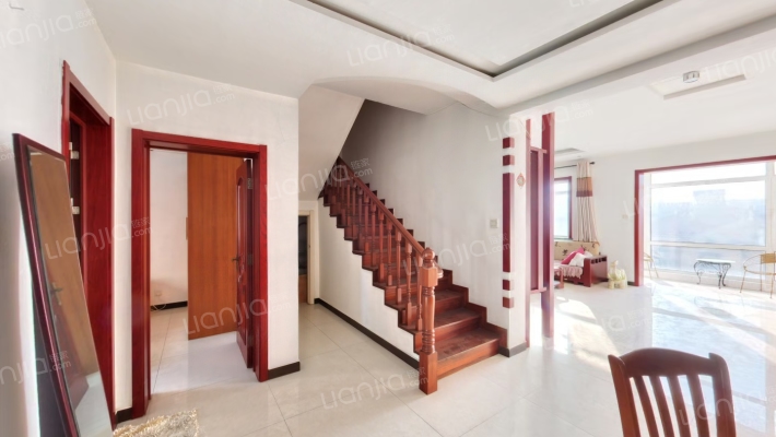 纯别墅区上叠，集中供暖，自住装修，满二，得房率高-餐厅