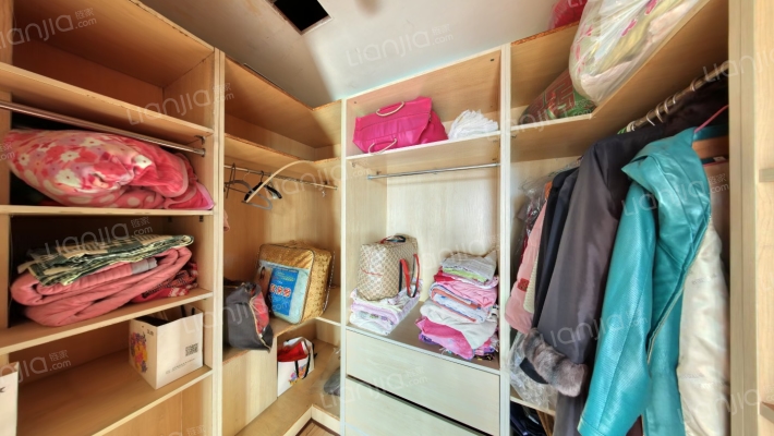 纯别墅区上叠，集中供暖，自住装修，满二，得房率高-卫生间B